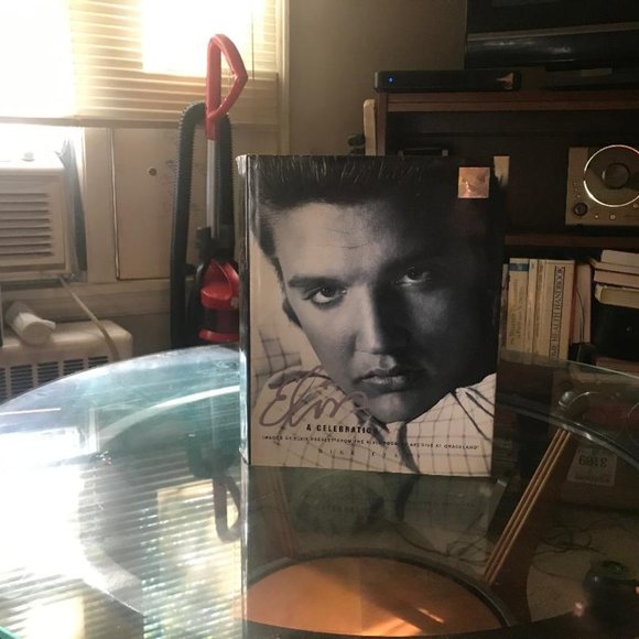 Elvis ( Book ) - Picture 1 of 5